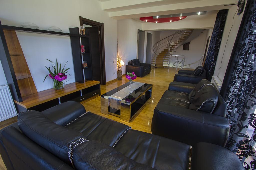 Red House Hotel บาคูเรียนี ภายนอก รูปภาพ